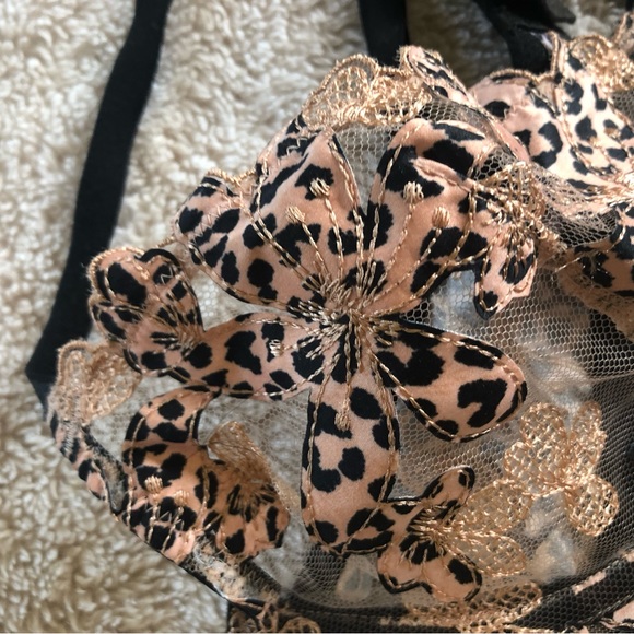 Victoria’s Secret Low Cut Demi - Picture 4 of 4